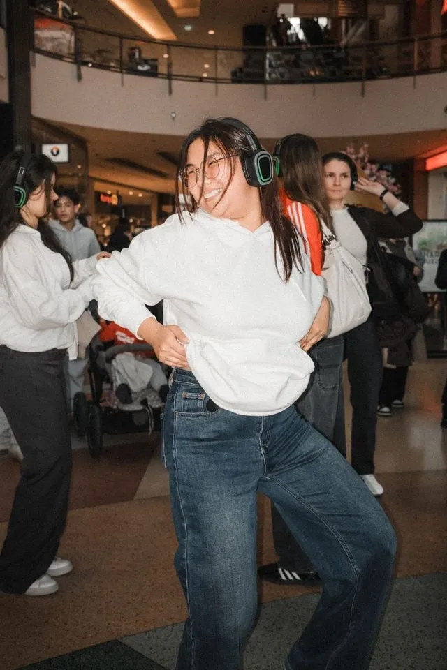 Leuchtende Silent-Disco-Kopfhörer bei einem OFFSIDE Event