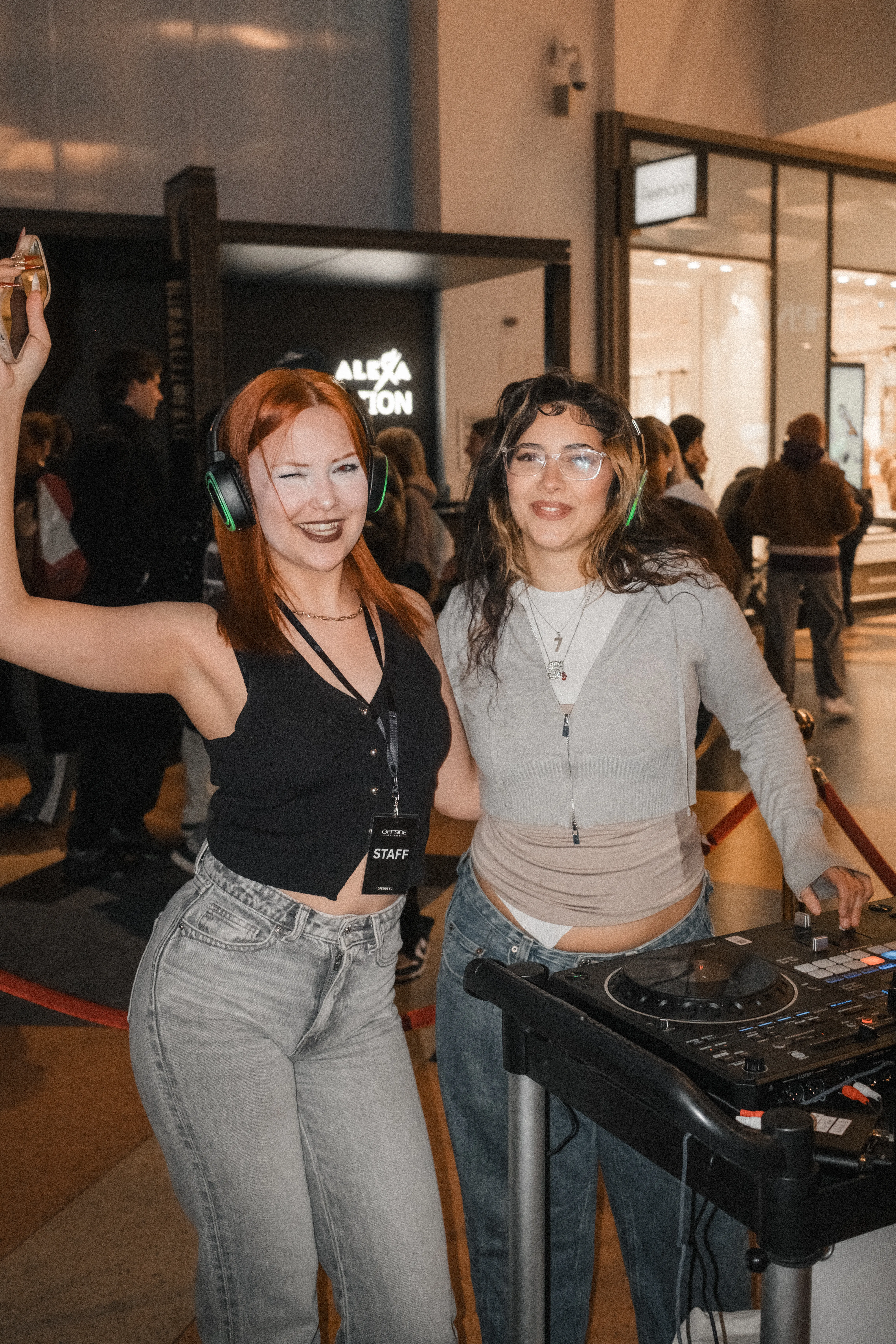 Leuchtende Silent-Disco-Kopfhörer bei einem OFFSIDE Event