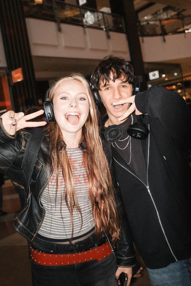 Besucher mit Funkkopfhörern bei einer OFFSIDE Silent Disco
